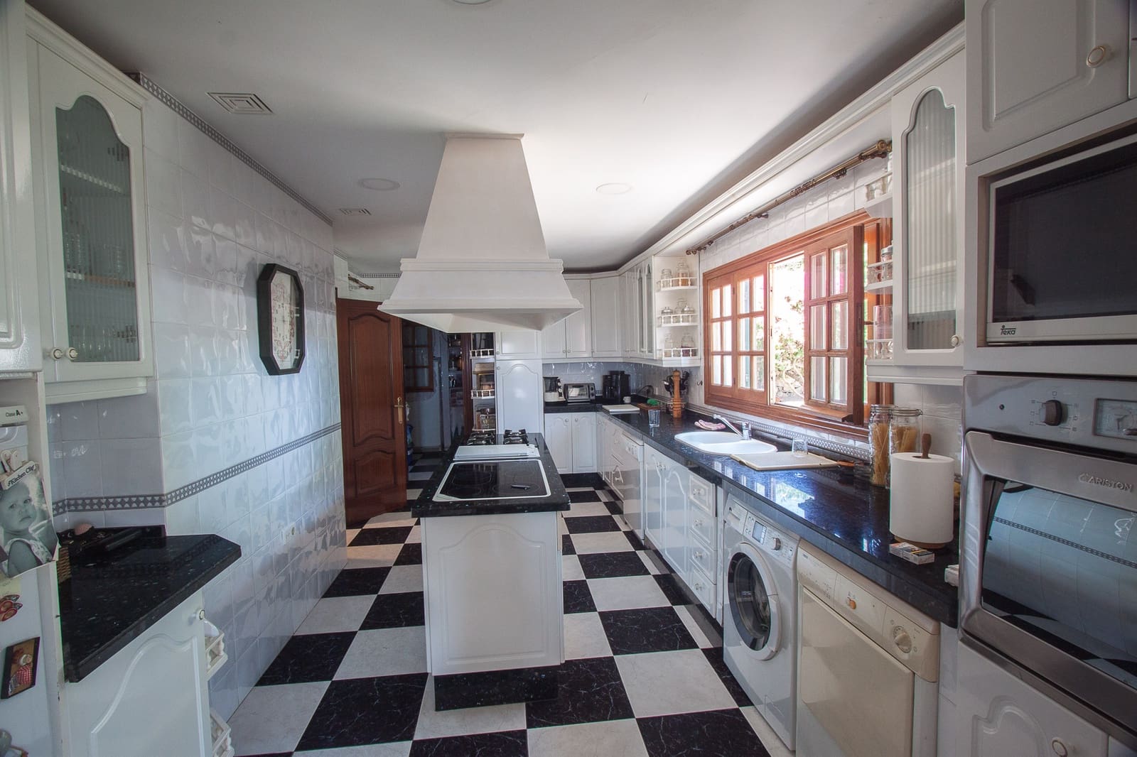 4 bedroom Villa for sale in Manilva with pool garage - € 795,000 (Ref: 6221583)