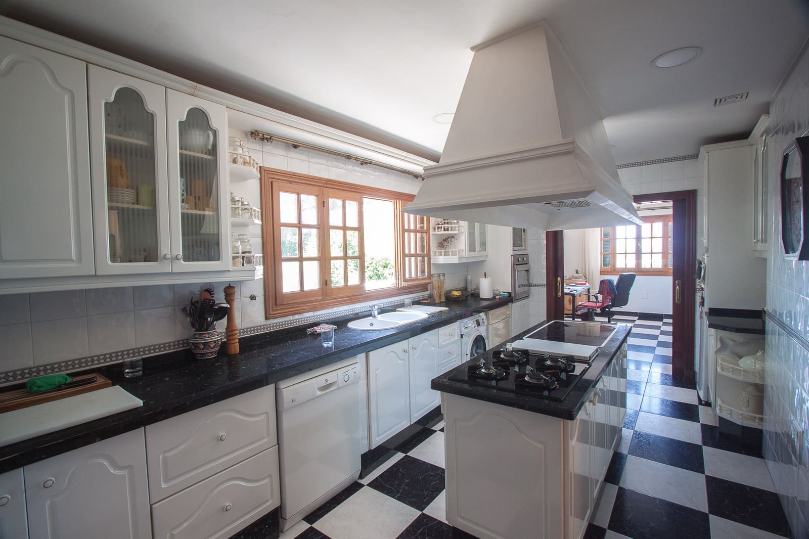 4 bedroom Villa for sale in Manilva with pool garage - € 795,000 (Ref: 6221583)