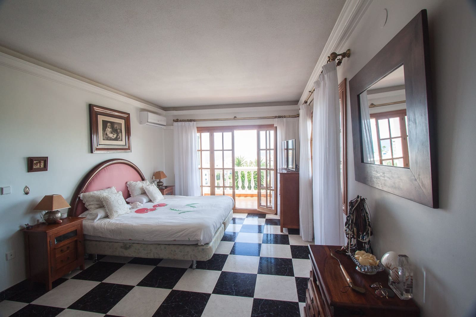 4 bedroom Villa for sale in Manilva with pool garage - € 795,000 (Ref: 6221583)