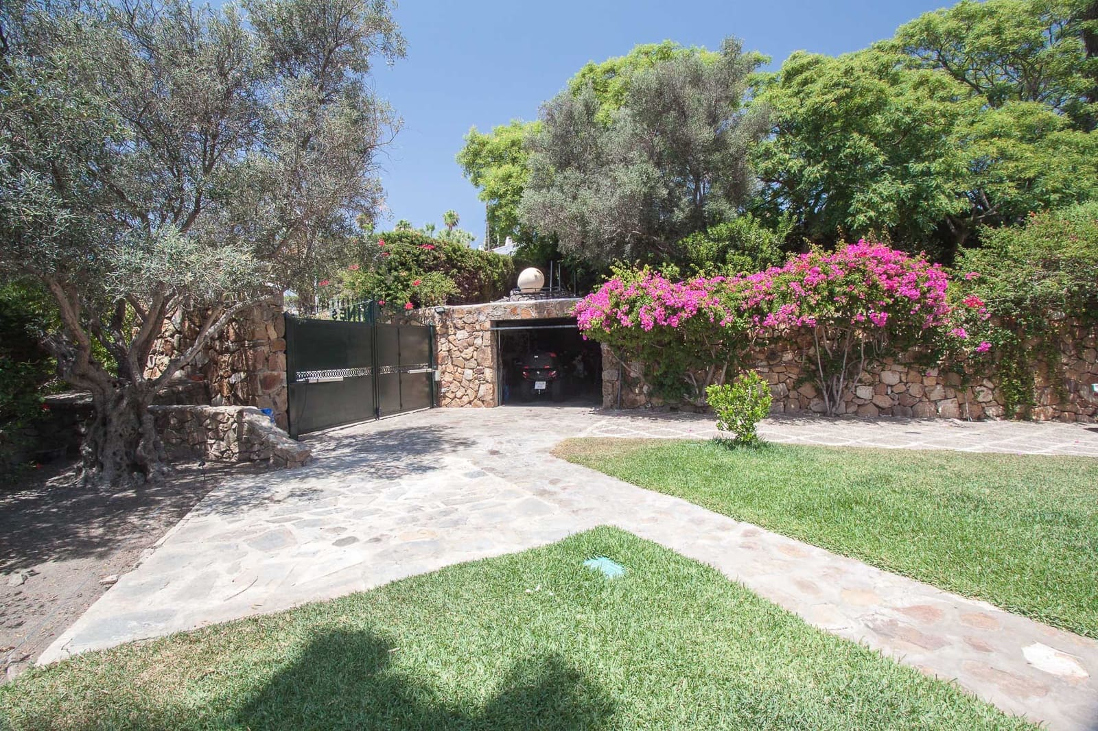 4 bedroom Villa for sale in Manilva with pool garage - € 795,000 (Ref: 6221583)