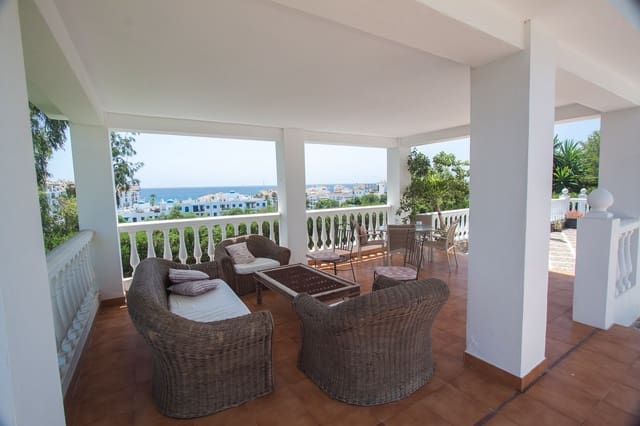 Chalet de 4 habitaciones en Manilva en venta con piscina garaje - 795.000 € (Ref: 6221583)