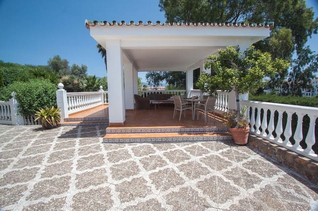 Chalet de 4 habitaciones en Manilva en venta con piscina garaje - 795.000 € (Ref: 6221583)