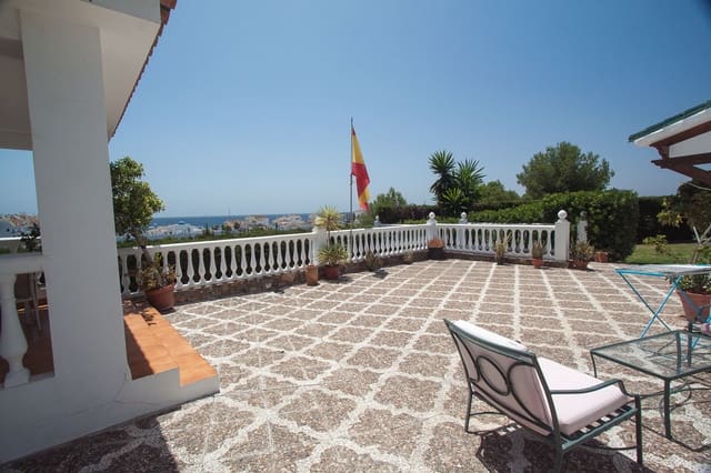 Chalet de 4 habitaciones en Manilva en venta con piscina garaje - 795.000 € (Ref: 6221583)