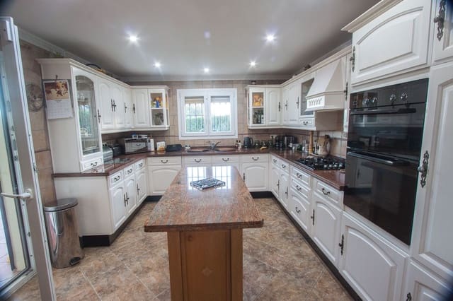 4 quarto Quinta/Casa Rural para venda em Estepona com piscina garagem - 875 000 € (Ref: 6346041)