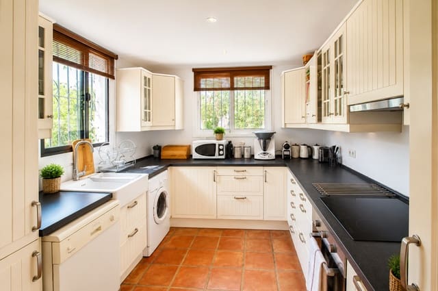 3 bedroom Finca/Country House for sale in Casares with pool garage - € 650,000 (Ref: 6994521)