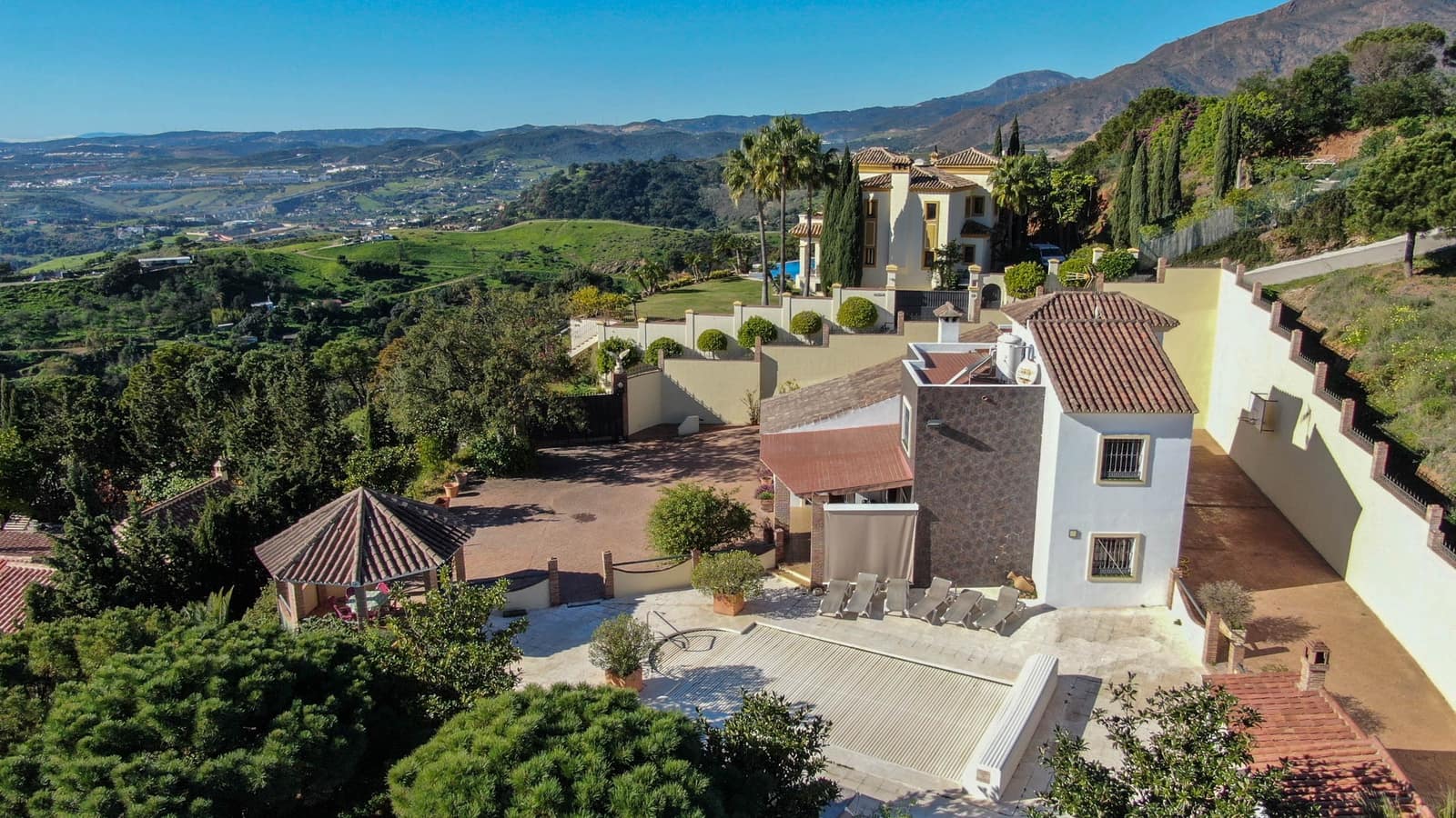 6 sypialnia Finka/Dom wiejski na sprzedaż w Estepona z basenem garażem - 995 000 € (Ref: 8742848)