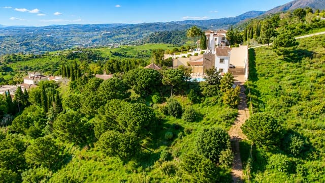 6 bedroom Finca/Country House for sale in Estepona with pool garage - € 1,095,000 (Ref: 8742848)