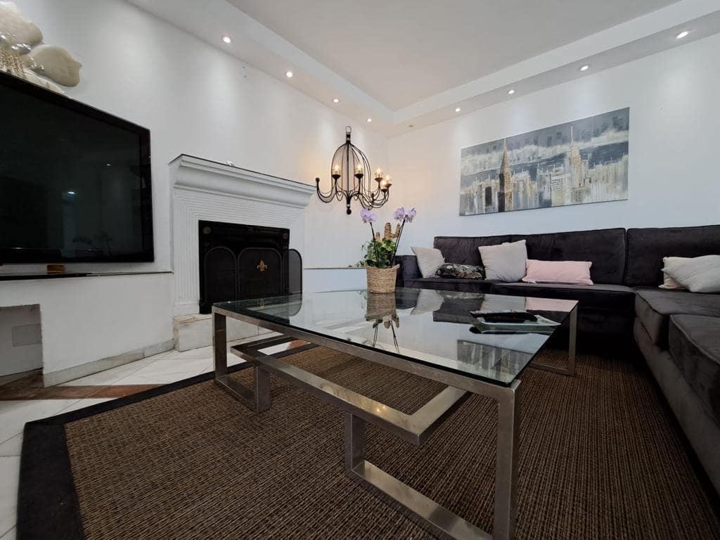 Villa te huur in Estepona met zwembad garage - € 5.250 (Ref: 9015607)