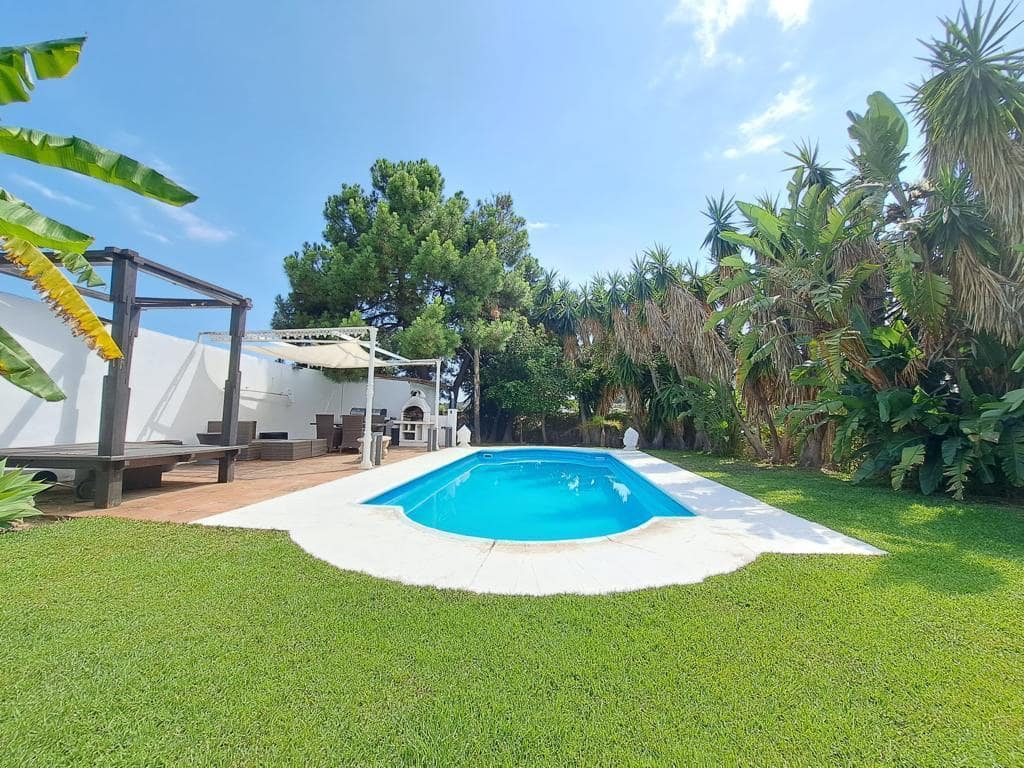Villa te huur in Estepona met zwembad garage - € 5.250 (Ref: 9015607)