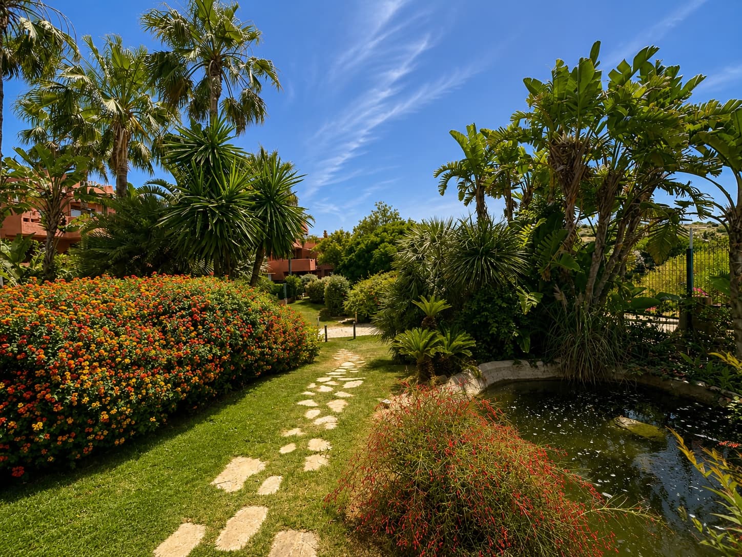 4 soverom Strandleiligheter til salgs i Casares med svømmebasseng garasje - € 395 000 (Ref: 9904997)