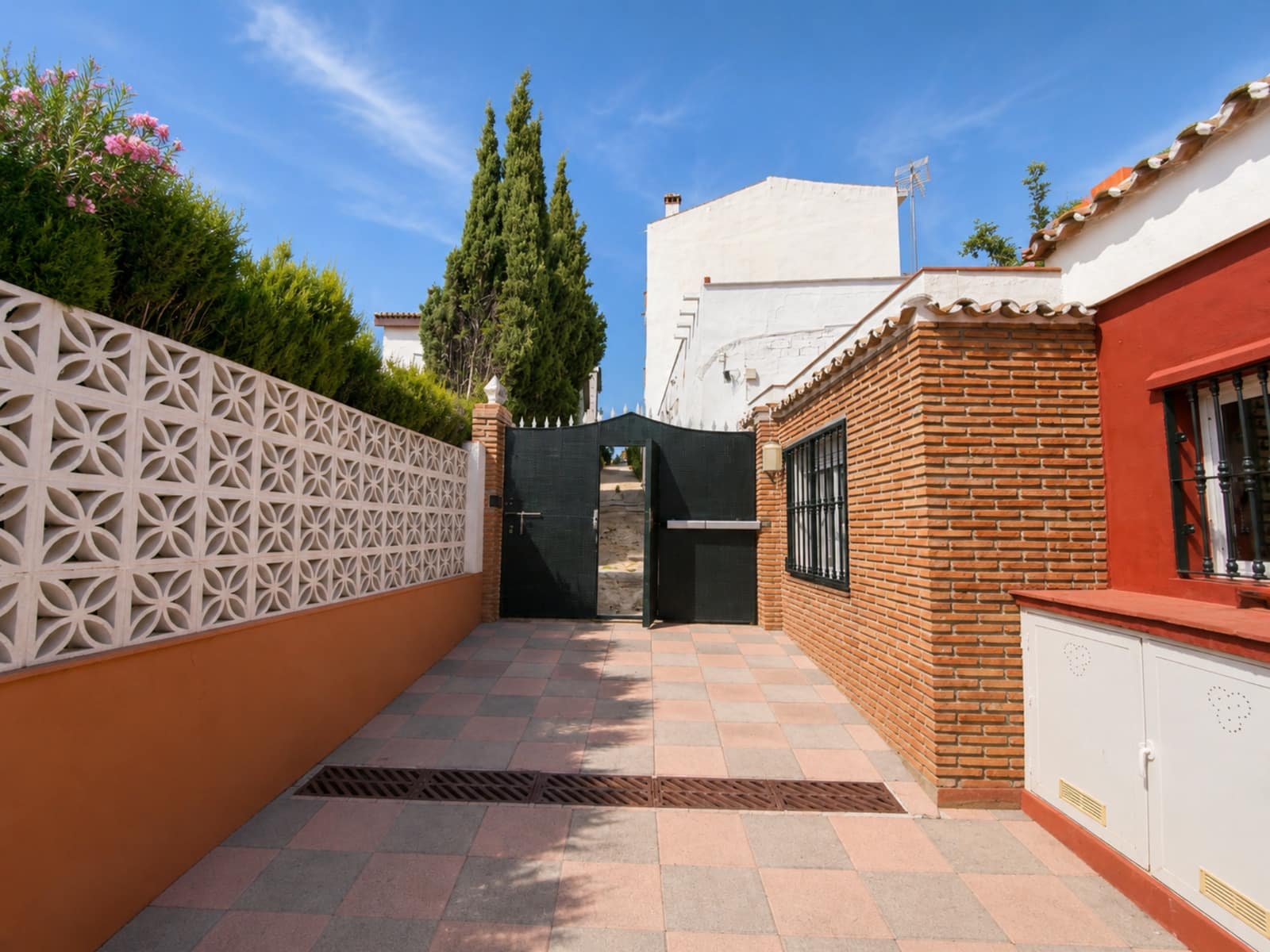 2 slaapkamer Villa te koop in Manilva met zwembad garage - € 465.000 (Ref: 9950446)