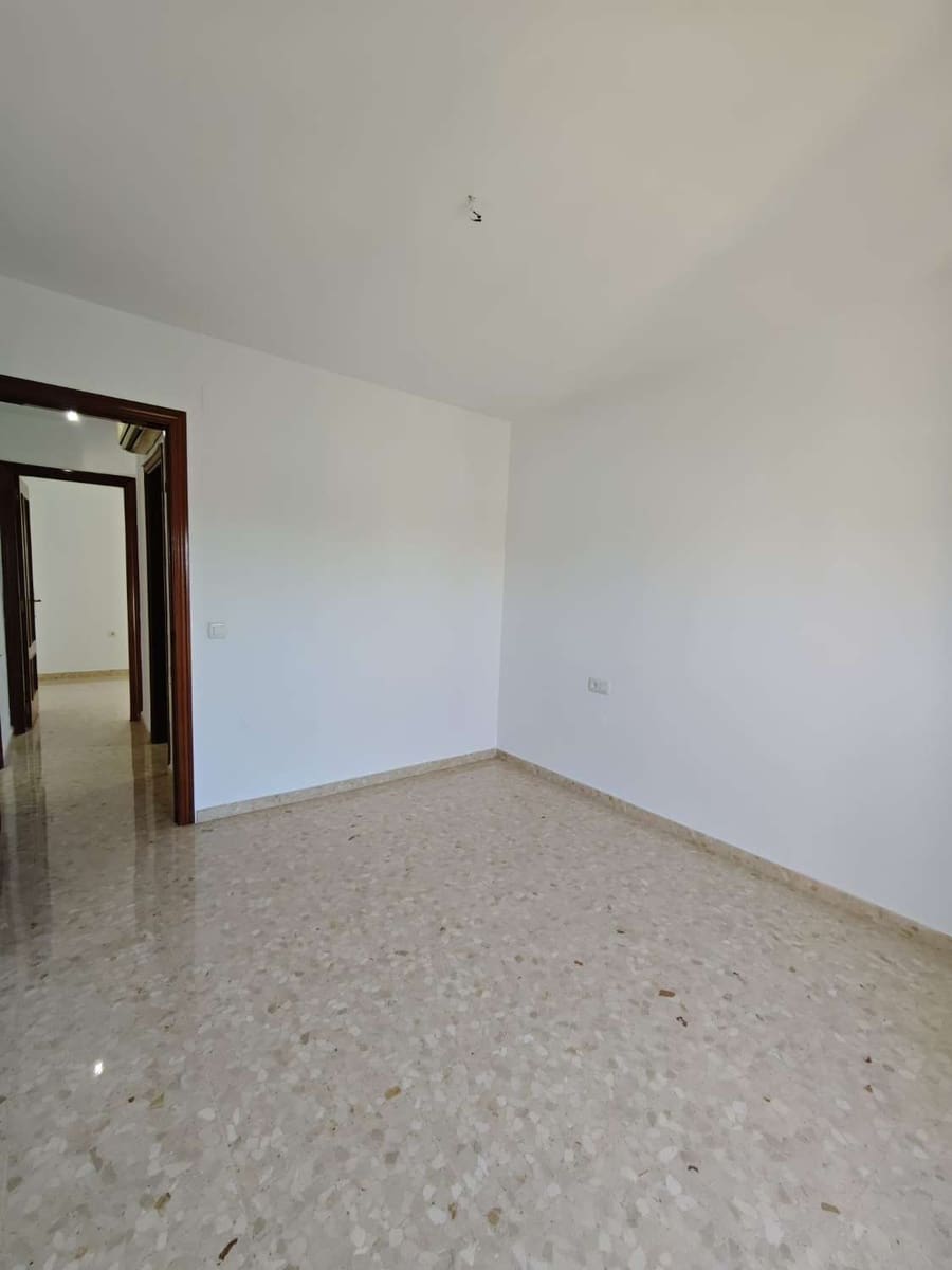 4 bedroom Flat for sale in Torre del Mar with garage - € 484,900 (Ref: 10011828)
