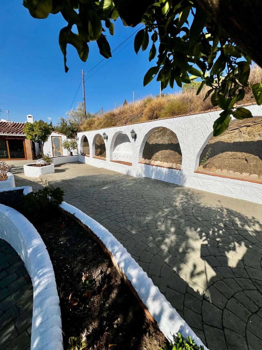 3 bedroom Villa for sale in Vinuela with pool - € 475,000 (Ref: 10011832)