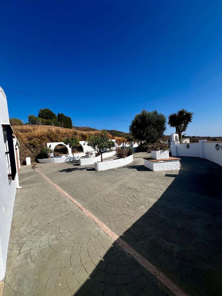 3 bedroom Villa for sale in Vinuela with pool - € 475,000 (Ref: 10011832)