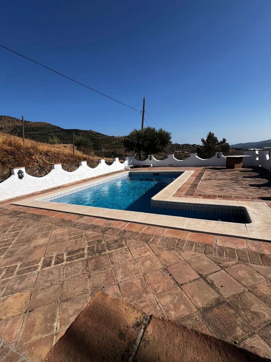 3 bedroom Villa for sale in Vinuela with pool - € 475,000 (Ref: 10011832)