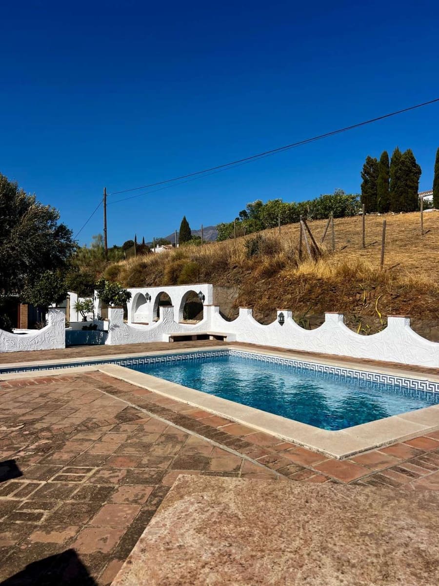 3 bedroom Villa for sale in Vinuela with pool - € 475,000 (Ref: 10011832)