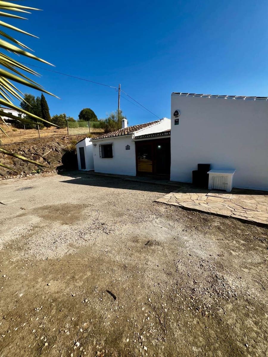 3 bedroom Villa for sale in Vinuela with pool - € 475,000 (Ref: 10011832)