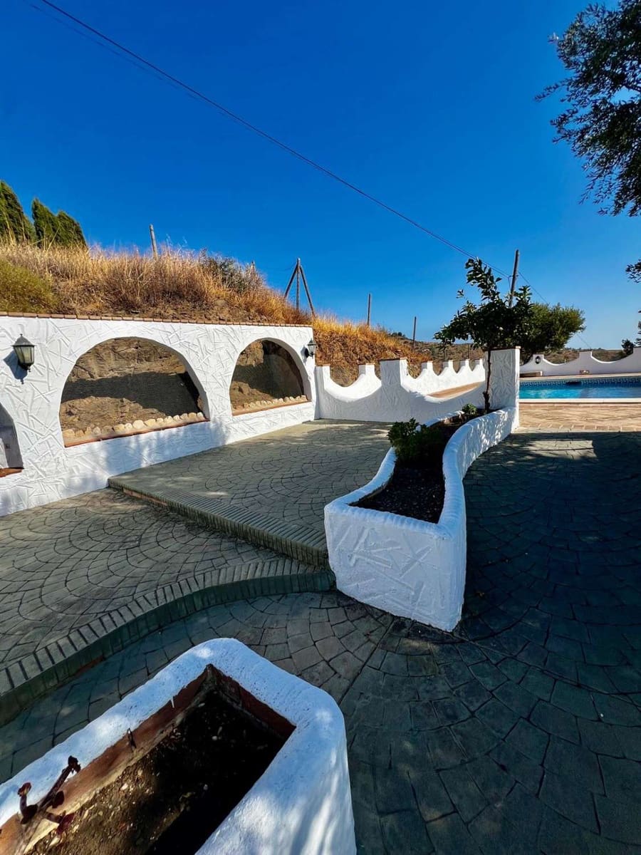 3 bedroom Villa for sale in Vinuela with pool - € 475,000 (Ref: 10011832)