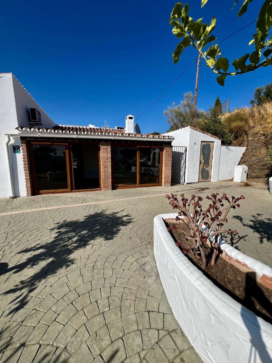 3 bedroom Villa for sale in Vinuela with pool - € 475,000 (Ref: 10011832)