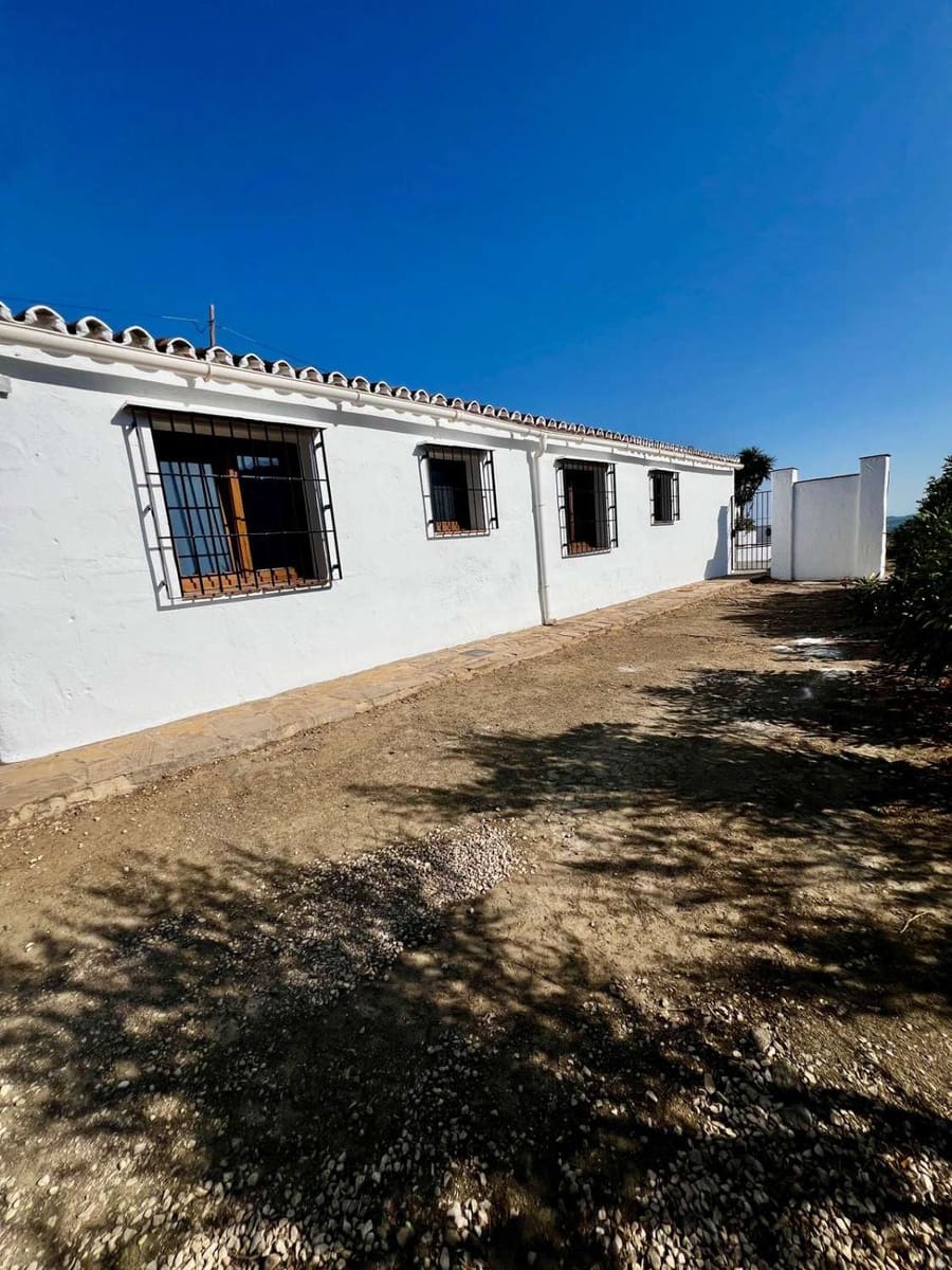 3 bedroom Villa for sale in Vinuela with pool - € 475,000 (Ref: 10011832)