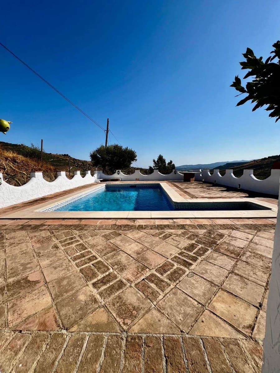 3 bedroom Villa for sale in Vinuela with pool - € 475,000 (Ref: 10011832)