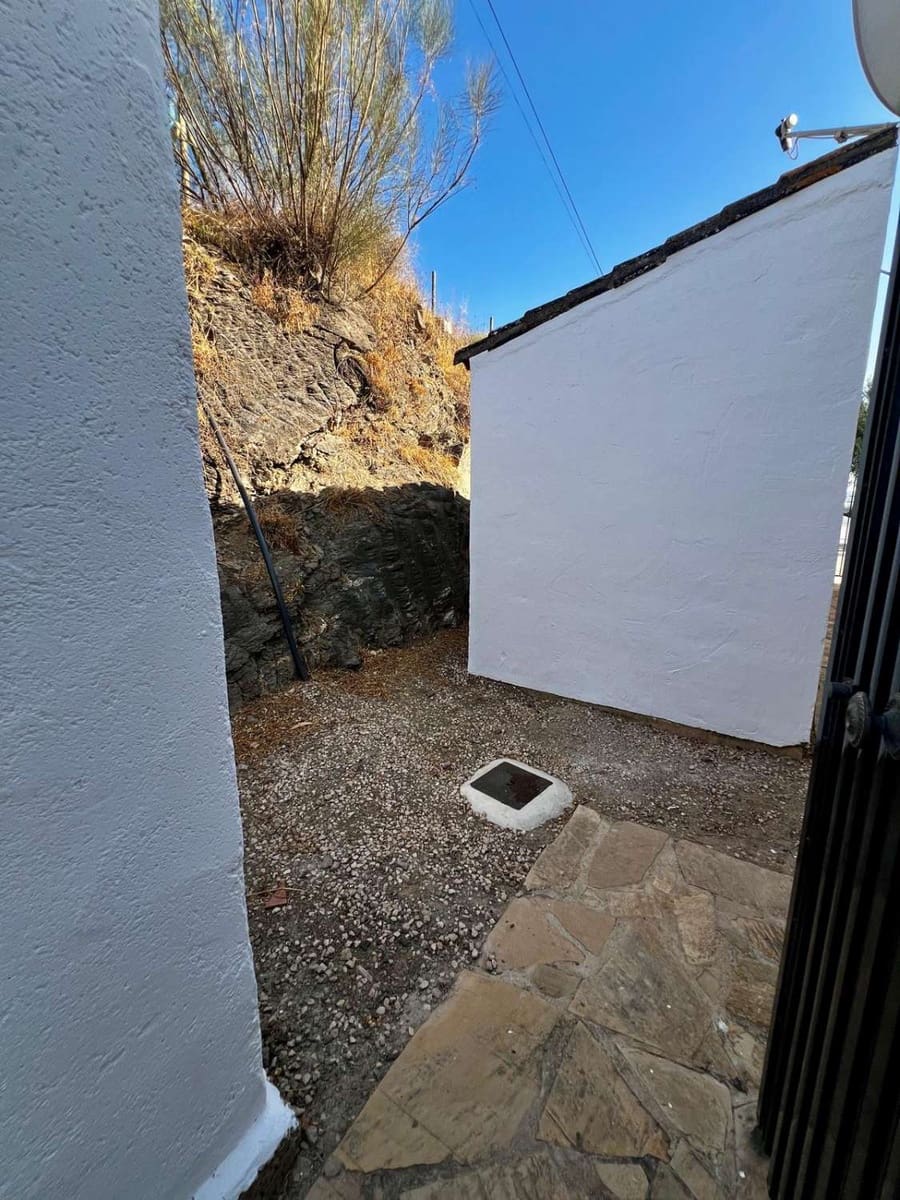 3 bedroom Villa for sale in Vinuela with pool - € 475,000 (Ref: 10011832)