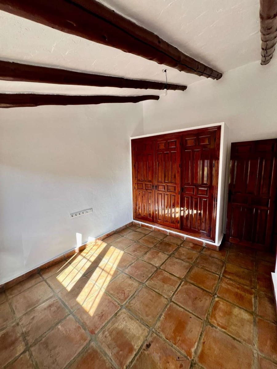 3 bedroom Villa for sale in Vinuela with pool - € 475,000 (Ref: 10011832)