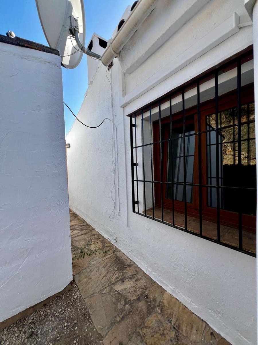 3 bedroom Villa for sale in Vinuela with pool - € 475,000 (Ref: 10011832)