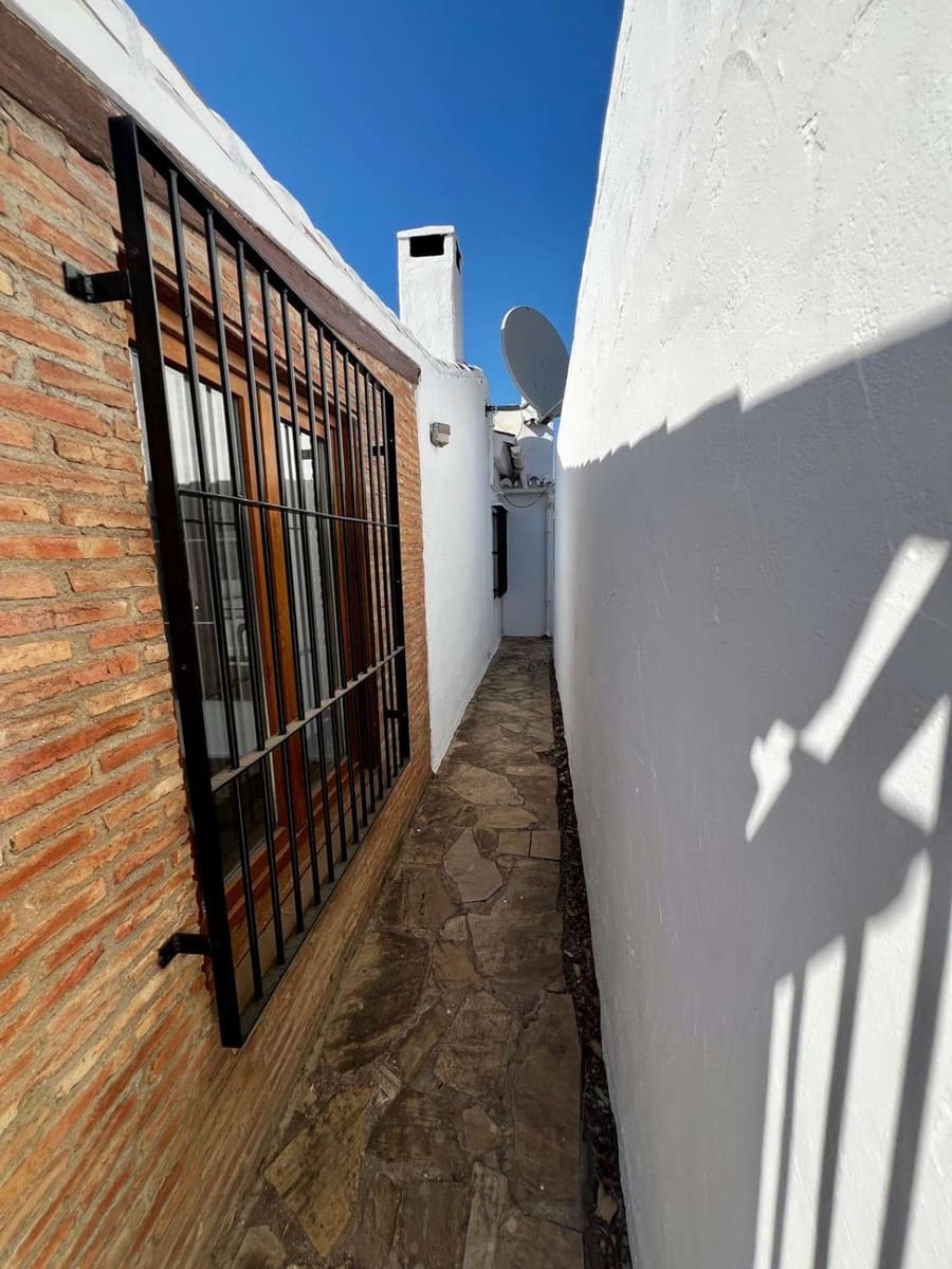 3 bedroom Villa for sale in Vinuela with pool - € 475,000 (Ref: 10011832)