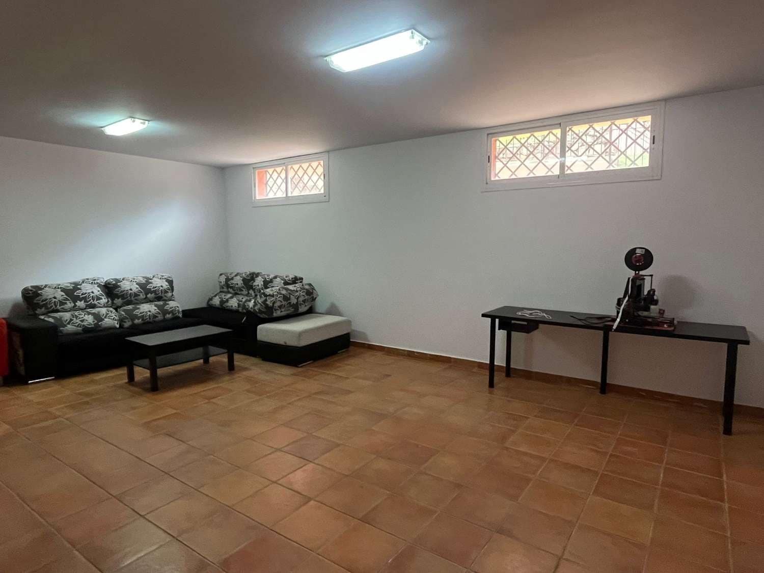 4 sypialnia Willa na sprzedaż w Torre del Mar z basenem garażem - 485 000 € (Ref: 10011834)