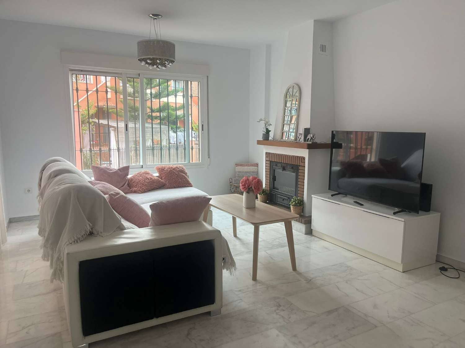 4 sypialnia Willa na sprzedaż w Torre del Mar z basenem garażem - 485 000 € (Ref: 10011834)