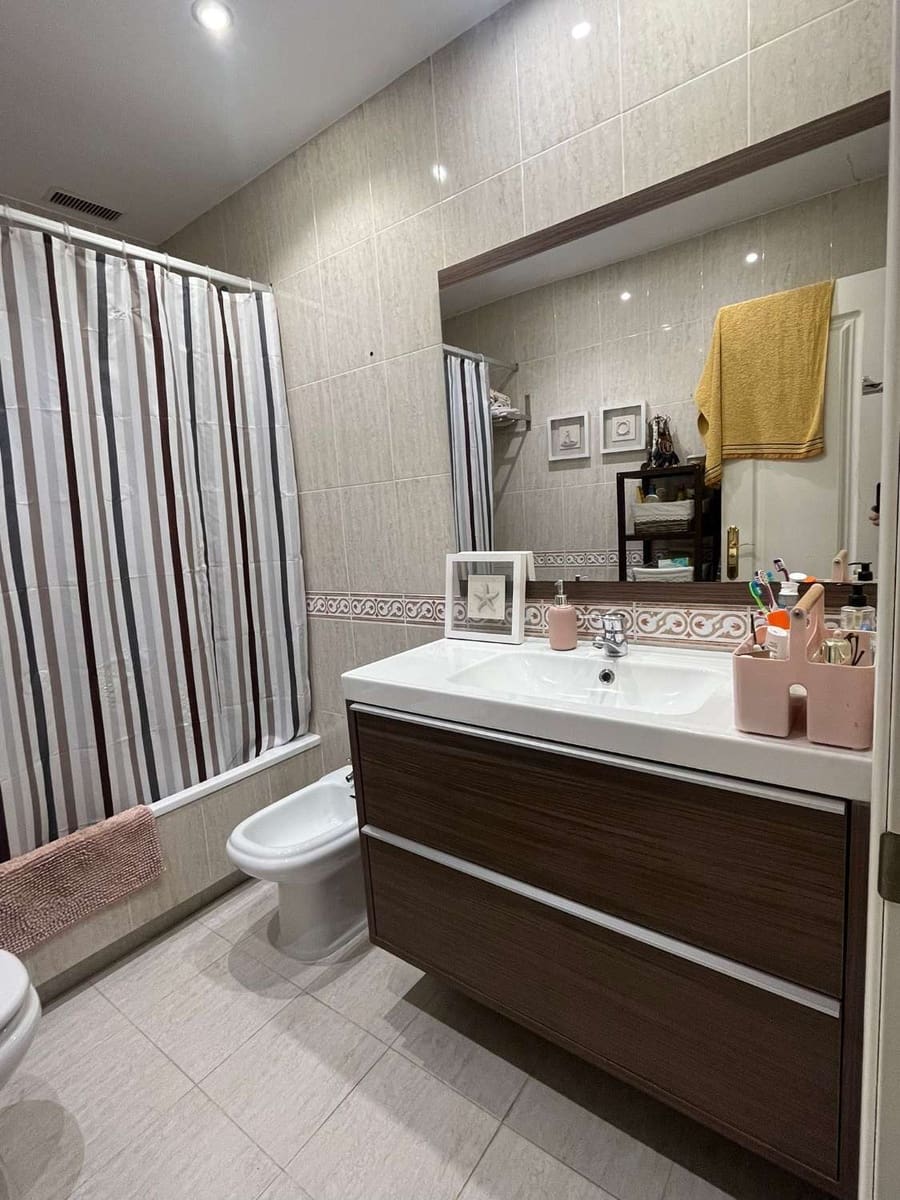 4 sypialnia Willa na sprzedaż w Torre del Mar z basenem garażem - 485 000 € (Ref: 10011834)