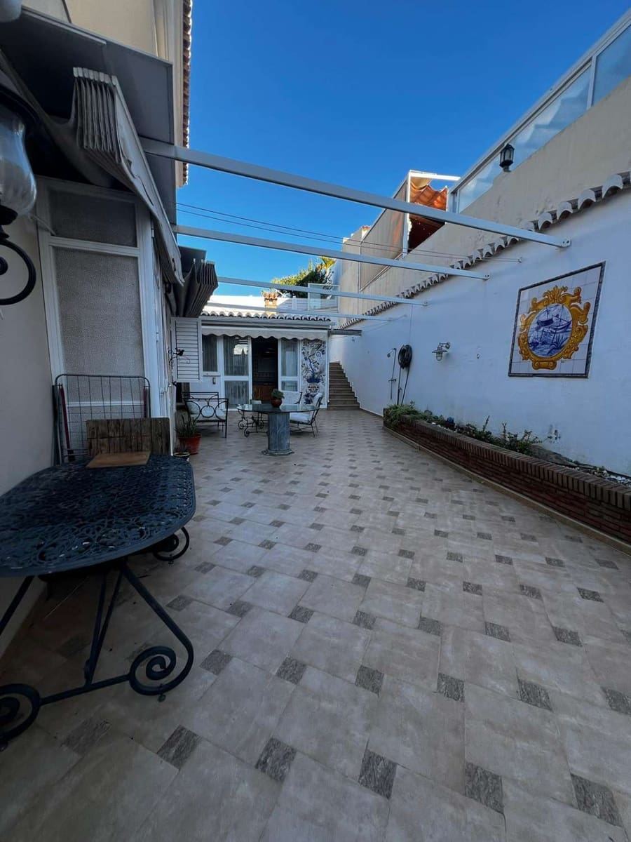 5 bedroom Villa for sale in Caleta de Velez with garage - € 850,000 (Ref: 10011838)