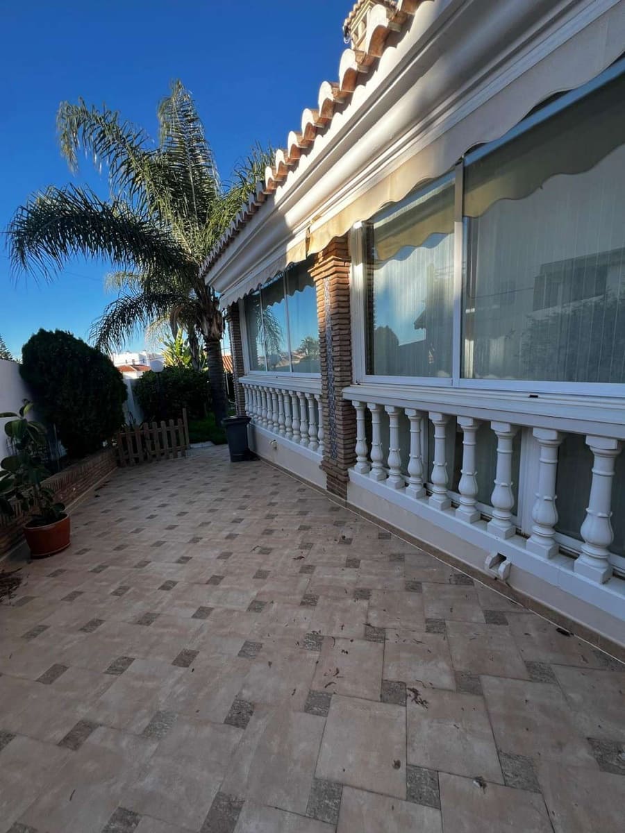 5 bedroom Villa for sale in Caleta de Velez with garage - € 850,000 (Ref: 10011838)