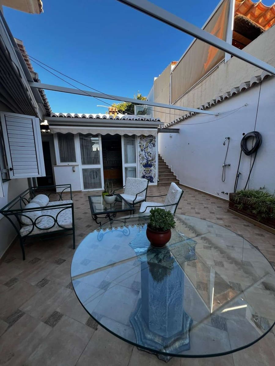 5 bedroom Villa for sale in Caleta de Velez with garage - € 850,000 (Ref: 10011838)
