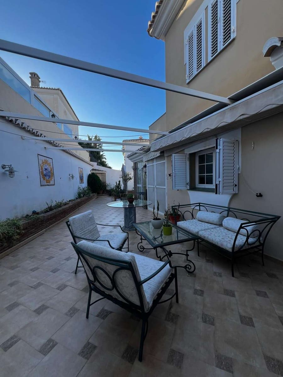 5 bedroom Villa for sale in Caleta de Velez with garage - € 850,000 (Ref: 10011838)