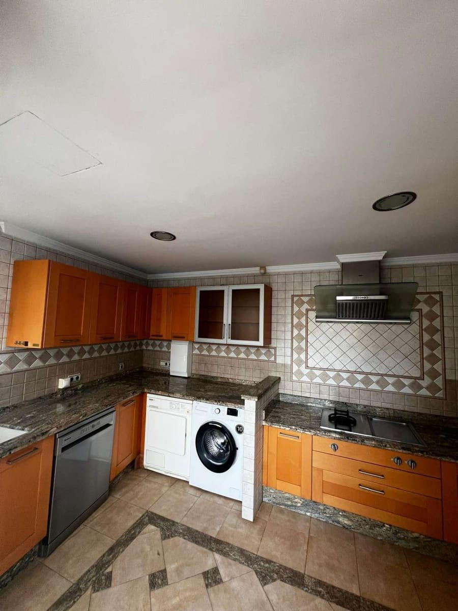 5 bedroom Villa for sale in Caleta de Velez with garage - € 850,000 (Ref: 10011838)