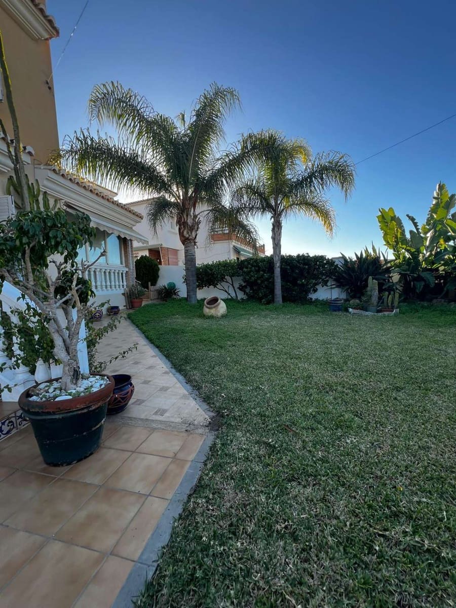 5 bedroom Villa for sale in Caleta de Velez with garage - € 850,000 (Ref: 10011838)