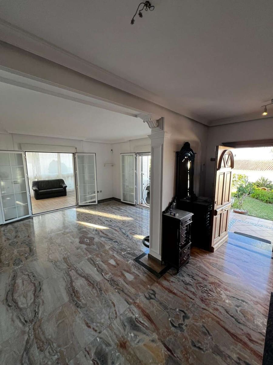 5 bedroom Villa for sale in Caleta de Velez with garage - € 850,000 (Ref: 10011838)