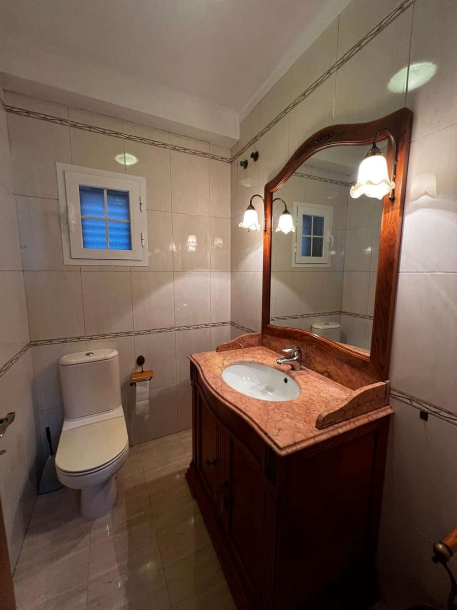 5 bedroom Villa for sale in Caleta de Velez with garage - € 850,000 (Ref: 10011838)