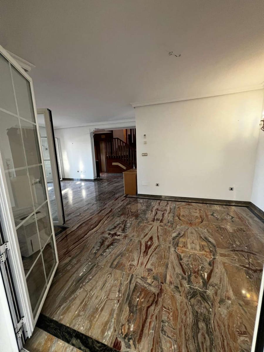 5 bedroom Villa for sale in Caleta de Velez with garage - € 850,000 (Ref: 10011838)