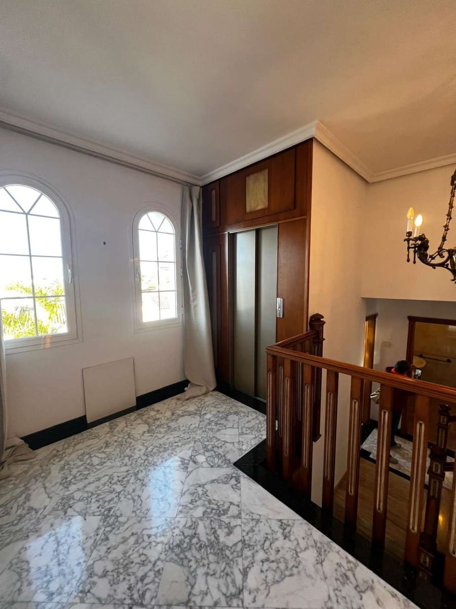 5 bedroom Villa for sale in Caleta de Velez with garage - € 850,000 (Ref: 10011838)