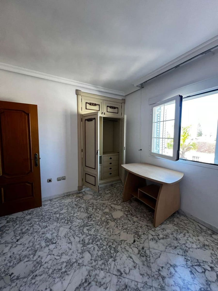 5 bedroom Villa for sale in Caleta de Velez with garage - € 850,000 (Ref: 10011838)