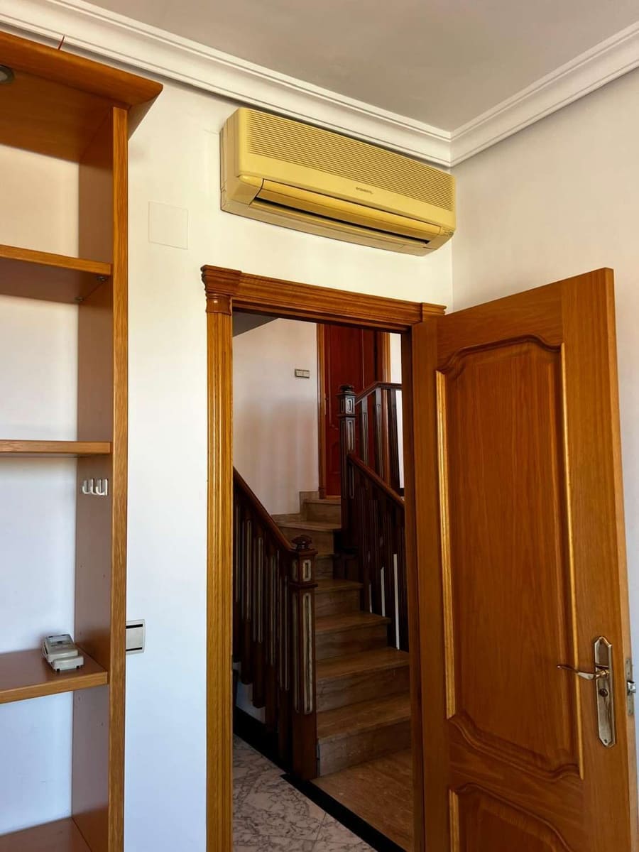 5 bedroom Villa for sale in Caleta de Velez with garage - € 850,000 (Ref: 10011838)