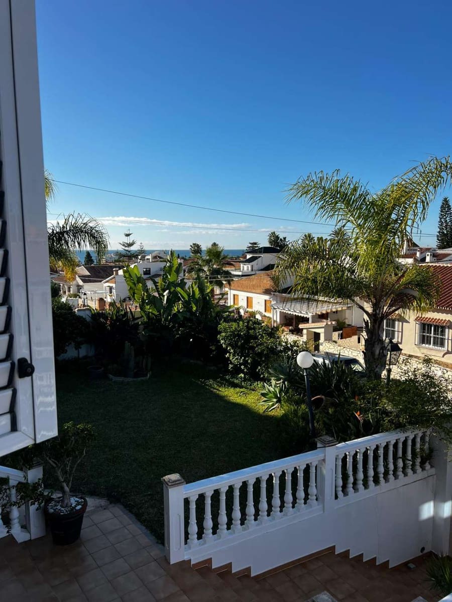 5 bedroom Villa for sale in Caleta de Velez with garage - € 850,000 (Ref: 10011838)
