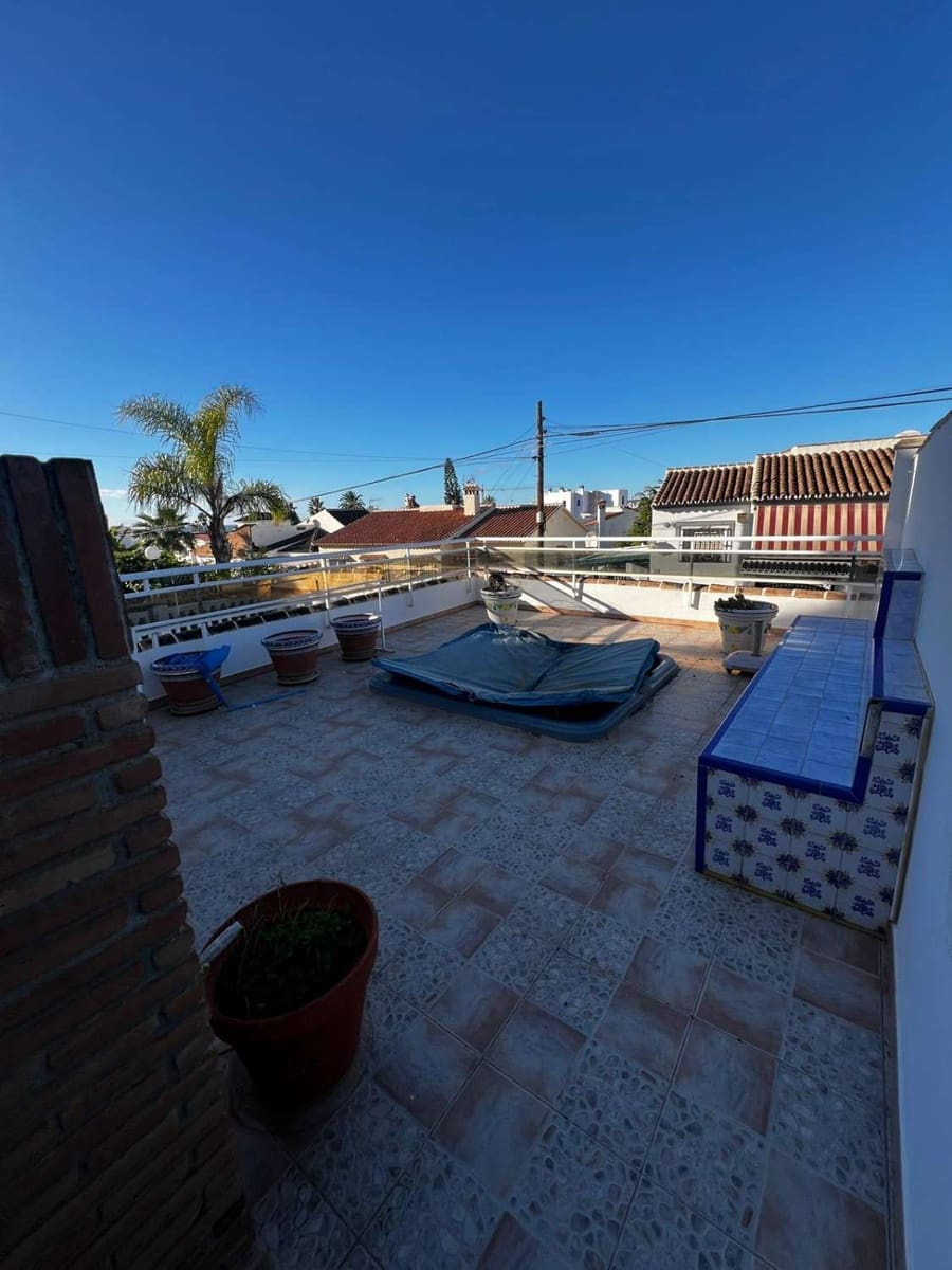5 bedroom Villa for sale in Caleta de Velez with garage - € 850,000 (Ref: 10011838)