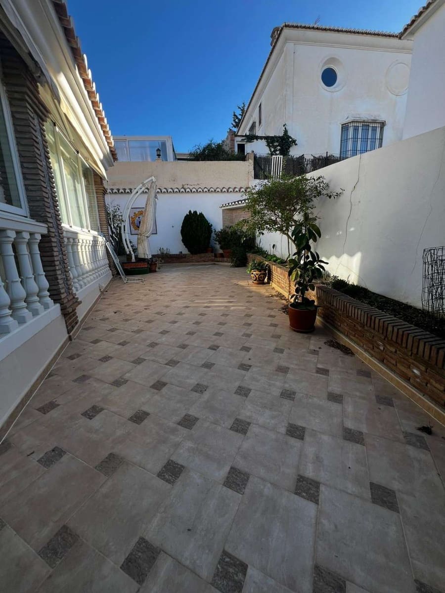 5 bedroom Villa for sale in Caleta de Velez with garage - € 850,000 (Ref: 10011838)