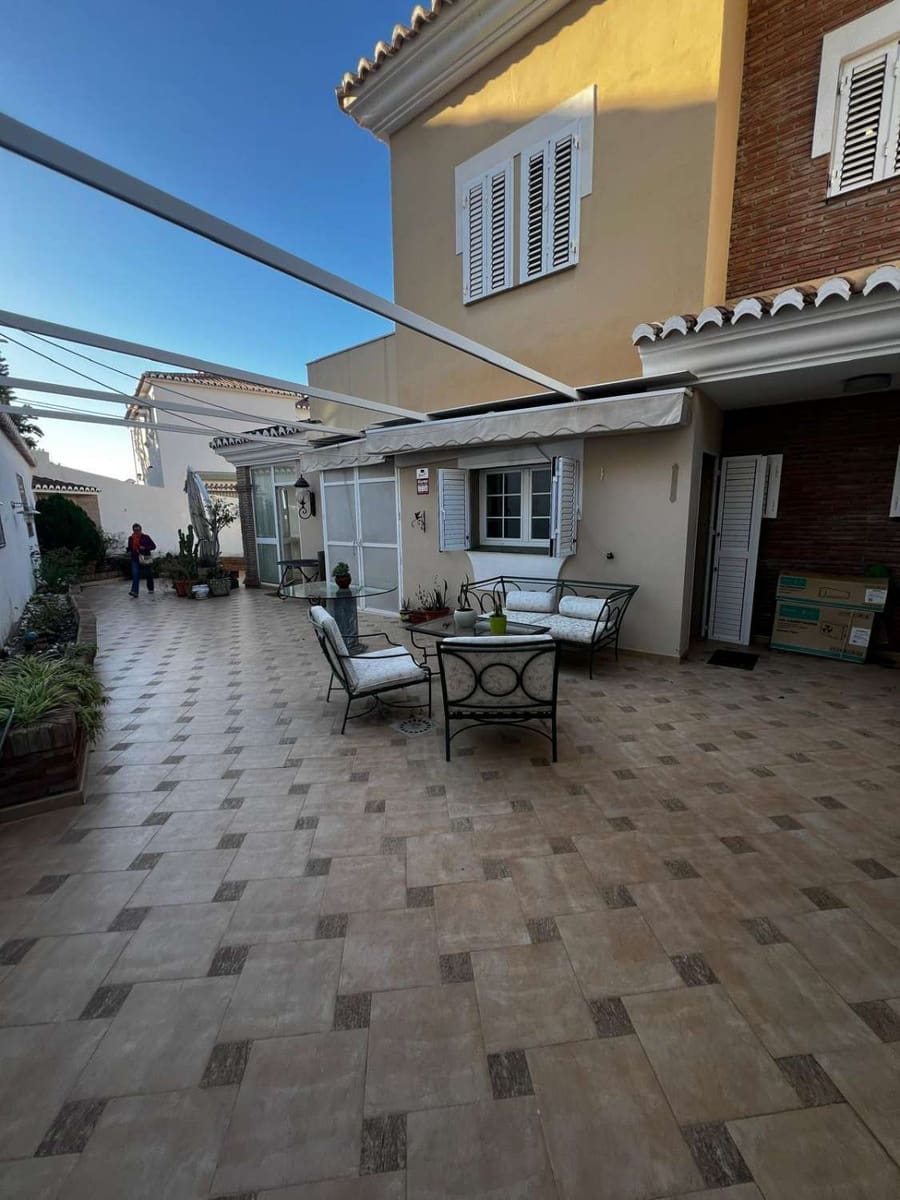 5 bedroom Villa for sale in Caleta de Velez with garage - € 850,000 (Ref: 10011838)