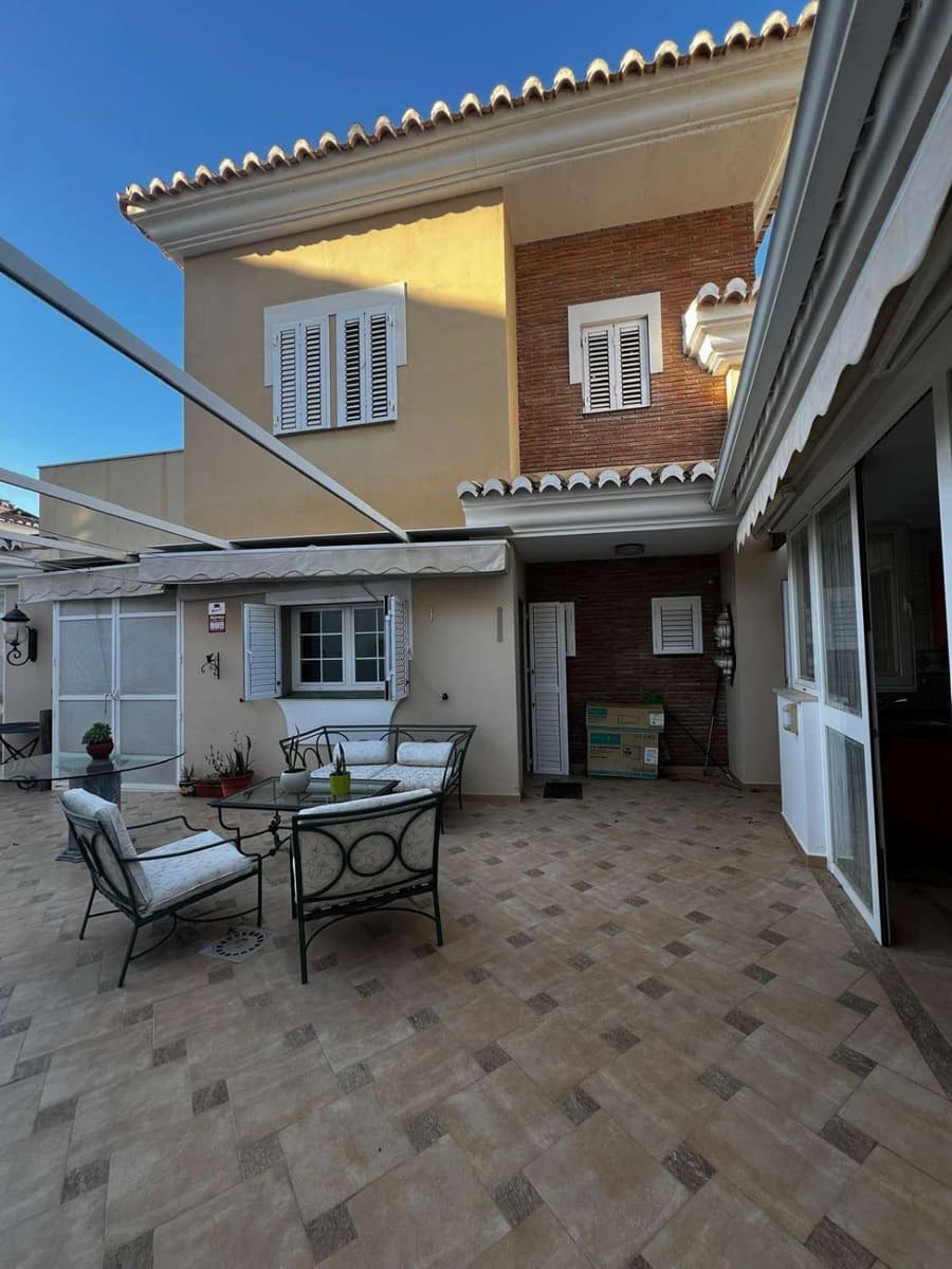 5 bedroom Villa for sale in Caleta de Velez with garage - € 850,000 (Ref: 10011838)