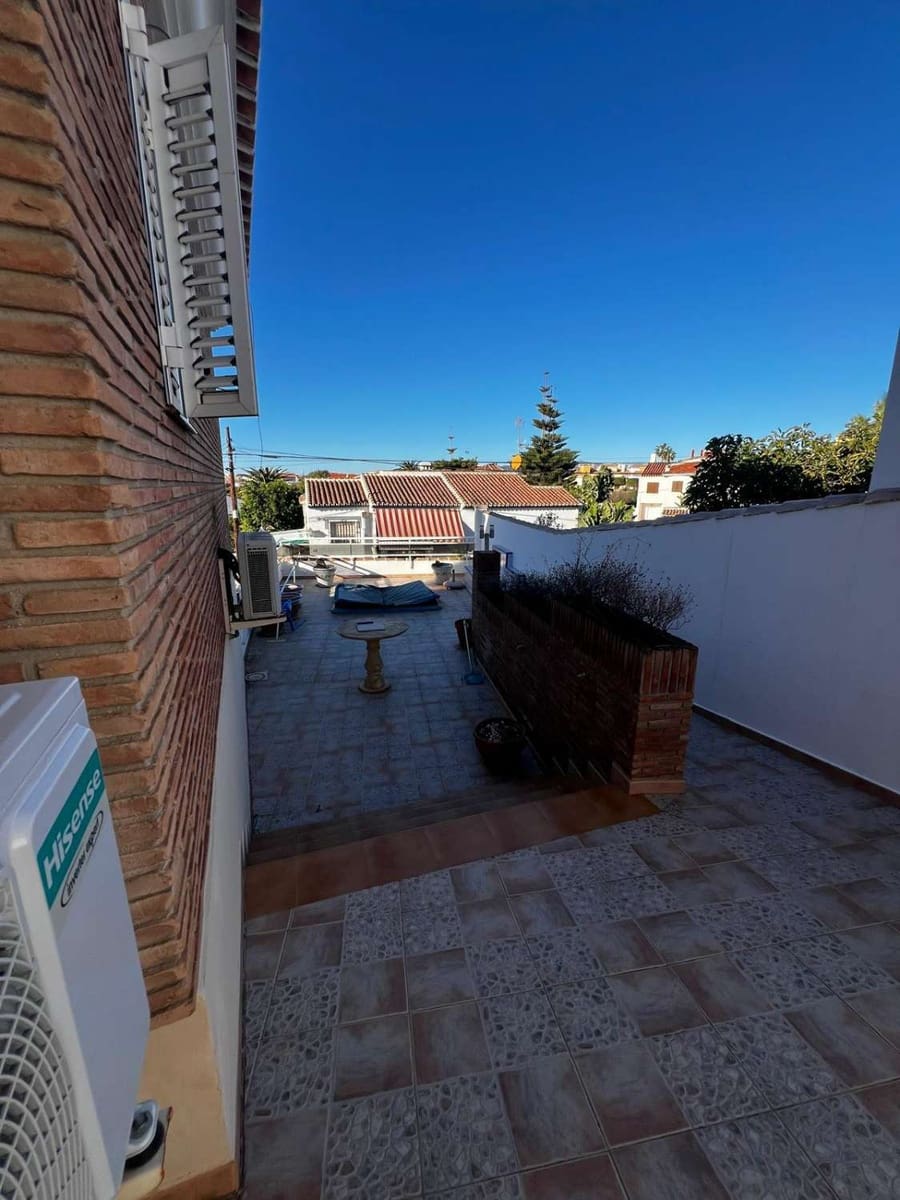 5 bedroom Villa for sale in Caleta de Velez with garage - € 850,000 (Ref: 10011838)